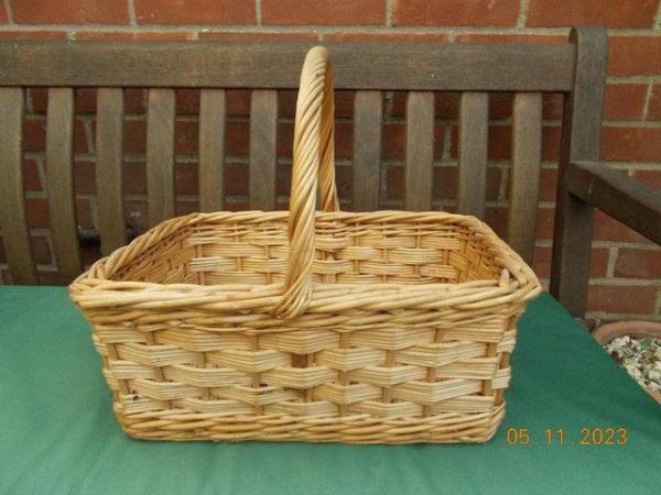 Image 3 of Wicker basket with a handle in excellent condition