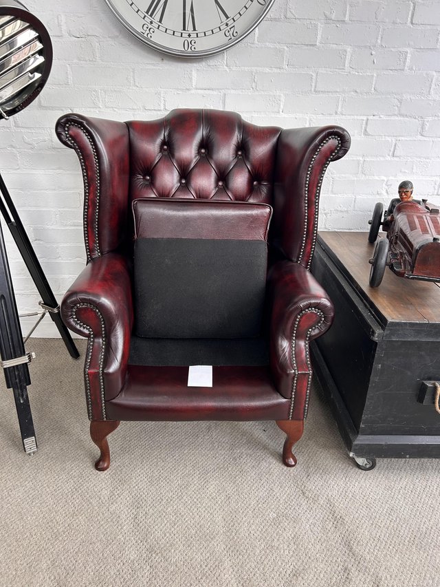 Classic Oxblood Queen Anne Chesterfield armchair. Delivery. — photo 4 of 4
