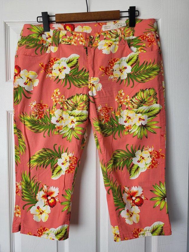Preview of the first image of Flowery cropped trousers - stretchy cotton.