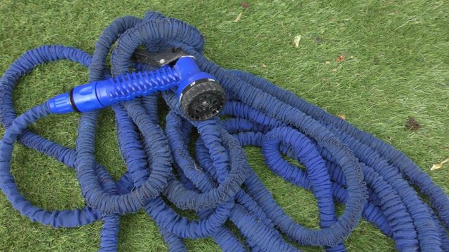 Image 2 of Flexible expanding hose with spray head