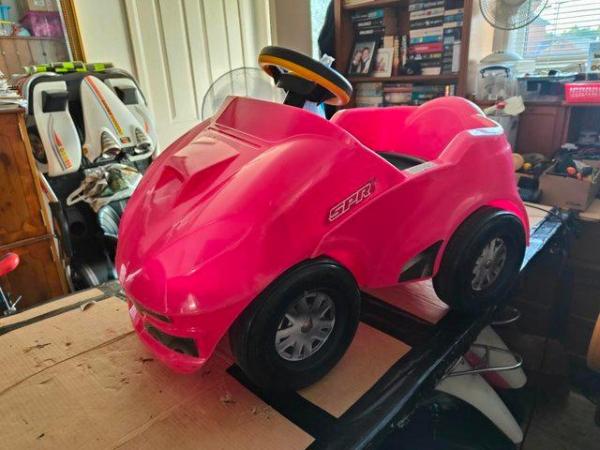 Image 3 of Small 6 volt electric ride on car in pink