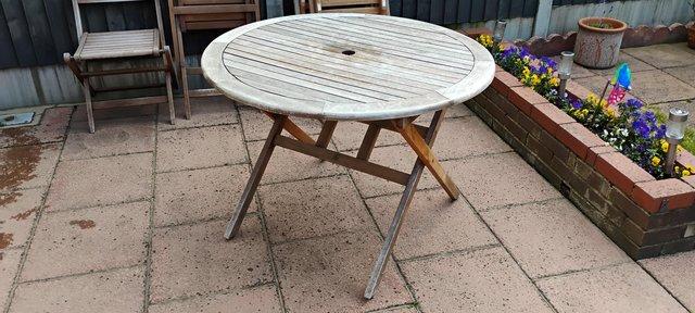 Wooden dining table & 4 chairs — photo 3 of 3