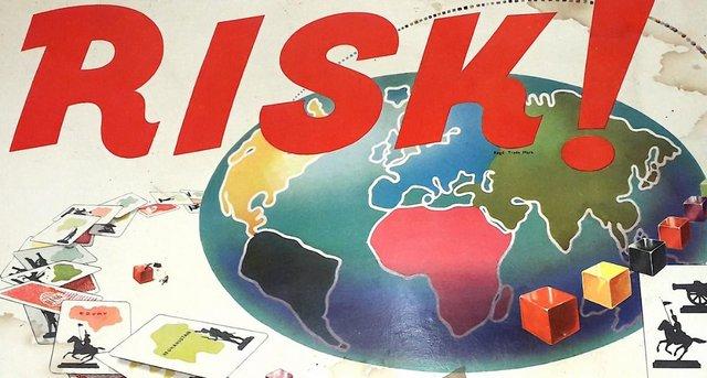 Image 1 of RARE 1960's BOARD GAME ** RISK ** COMPLETE - Lid Shabby
