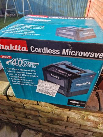 Image 2 of Makita MW001G 40Vmax XGT Cordless 8L Microwave