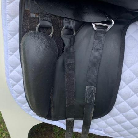 Image 6 of Thorowgood T4 17 inch high wither dressage saddle