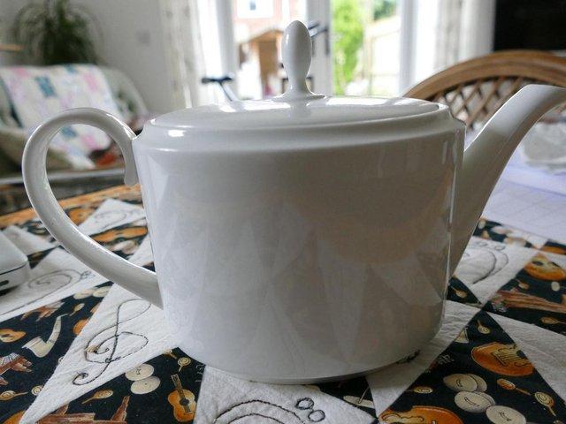 Preview of the first image of WEDGEWOOD TEAPOT 32DL PURE WHITE.