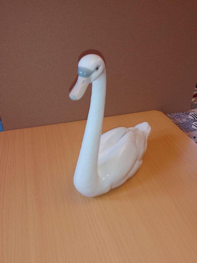 Preview of the first image of Lladro Swan 5230 in mint condition.