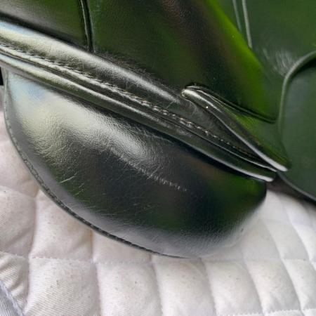 Image 17 of Kent & Masters 17.5 S-Series Dressage surface saddle(s3181)