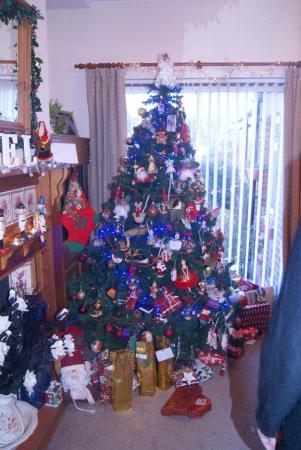 Image 1 of 6ft lovely Christmas Tree good condition