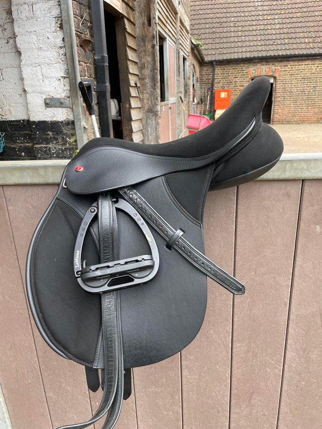 Preview of the first image of 17” black thorowgood T4 cob saddle.