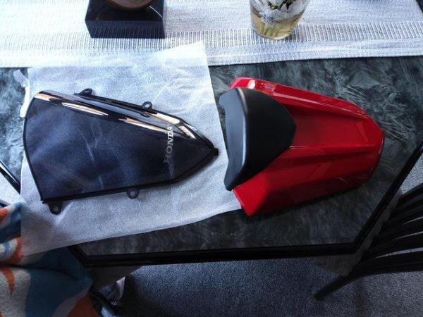 Image 3 of honda cbr500r Black screen and red seat cowl