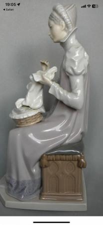 Image 2 of LLADRO 5126 MEDIEVAL LADY SEWING A TROUSSEAU