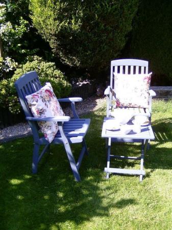 Image 3 of Set of wooden 2 garden carver chairs with cushions and side
