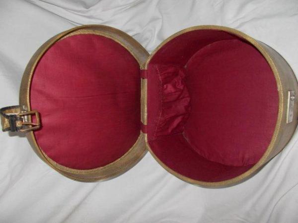 Image 5 of 1930s Hatbox, Vanity case fully lined, with key