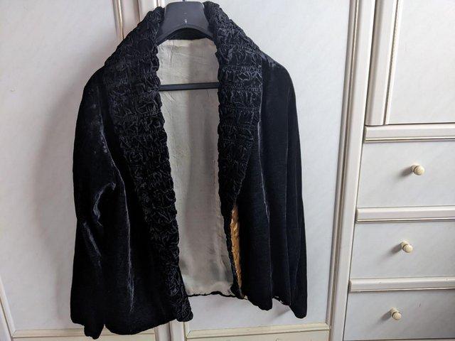 Preview of the first image of Black velvet jacket - Vintage. Fully lined.