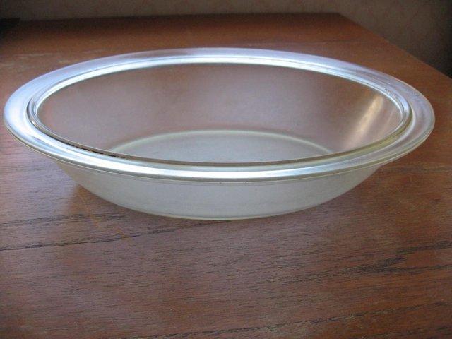 Preview of the first image of Clear Oval Pyrex Dish Made in England Model No.406 Probab.