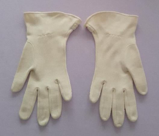 Image 2 of Beautiful Ladies Vintage Cream Gloves
