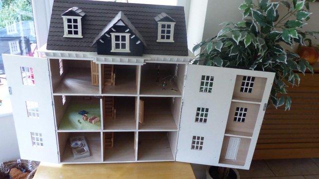 Image 2 of Georgian style Dolls House complete.