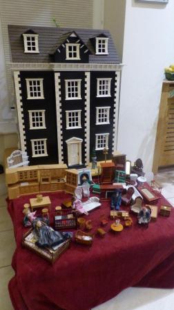 Image 4 of Georgian style Dolls House complete.