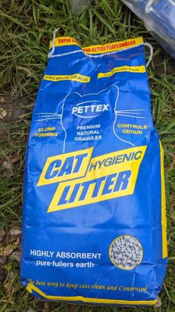 Image 2 of Lots of bags of cat litter (broken bags)