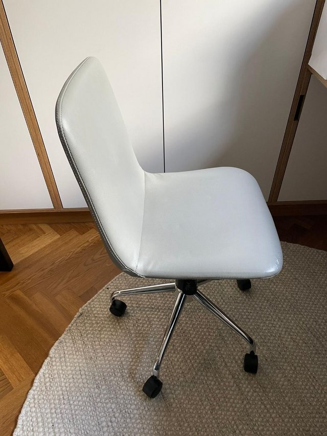 Preview of the first image of Grey office chair very comfortable, revolving, little marks.