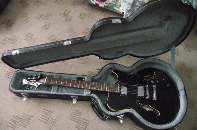 Image 10 of SAMICK ELECTRIC GUITAR WITH HARD CASE