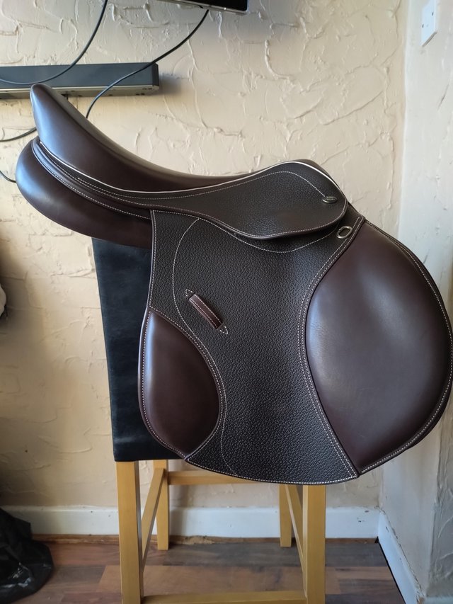 Preview of the first image of 17" Whitaker Venice jump saddle.