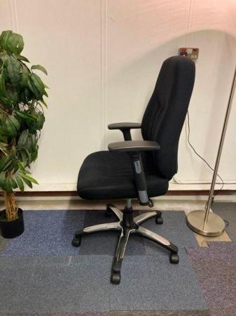 Image 2 of Black cushioned office/desk/swivel/home ergonomic adjustable