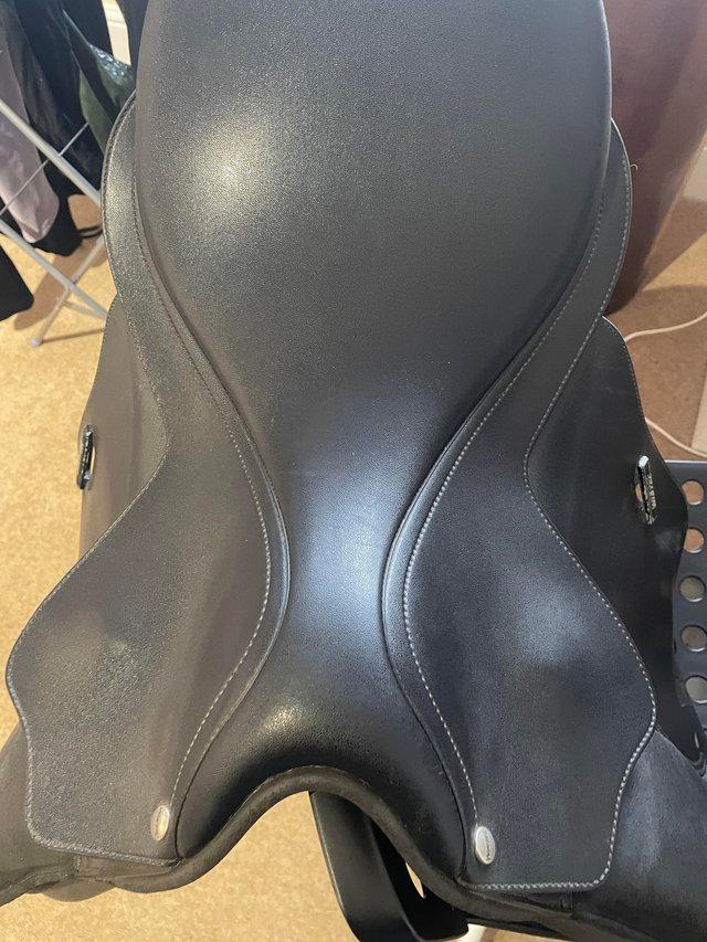 Preview of the first image of Wintec 500 saddle 17 inch in black.