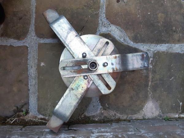 Image 3 of Bulldog Wheel Clamp with keys