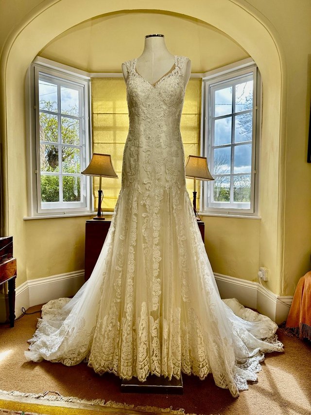 Preview of the first image of Lace wedding Dress Size 10 - Ivory.