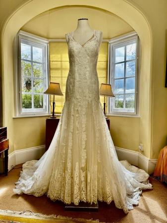 Image 1 of Lace wedding Dress Size 10 - Ivory