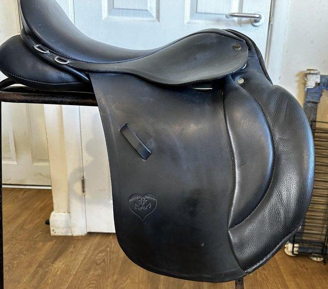 Preview of the first image of 17 inch english leather fully adjustable saddle.