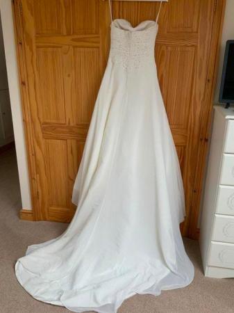 Image 2 of Pretty wedding dress size 10 to 12