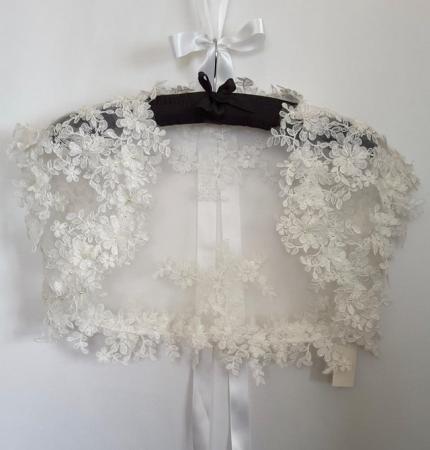 Image 5 of Bridal lace bolero in pale ivory with guipure motifs