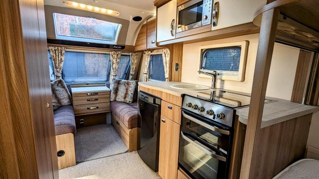 Image 10 of SUPERB SWIFT ACE ENVOY - 2017 4 BERTH CARAVAN WITH AWNING