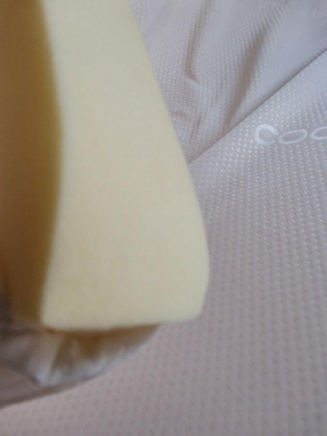 Preview of the first image of Memory 3in thick mattress topper, king size as new.