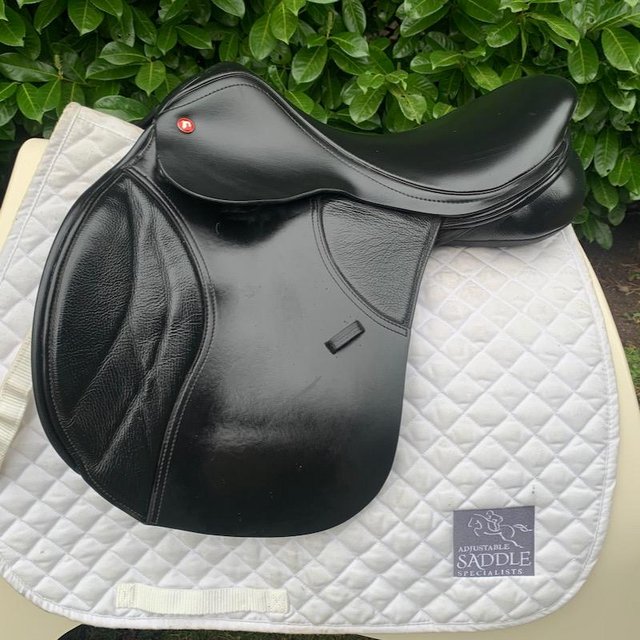 Preview of the first image of Thorowgood T8 17.5" jump saddle (S3036).