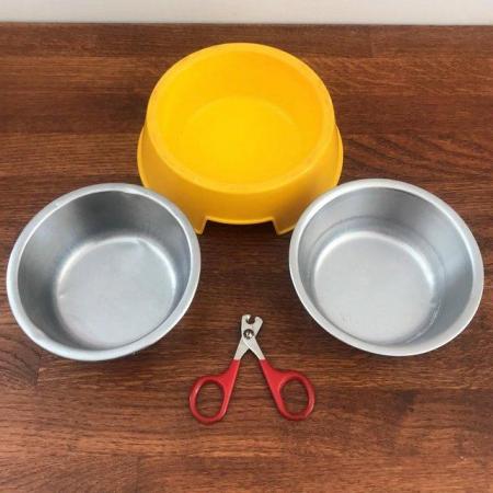 Image 1 of 3 pet bowls & nail clippers. £2 lot.