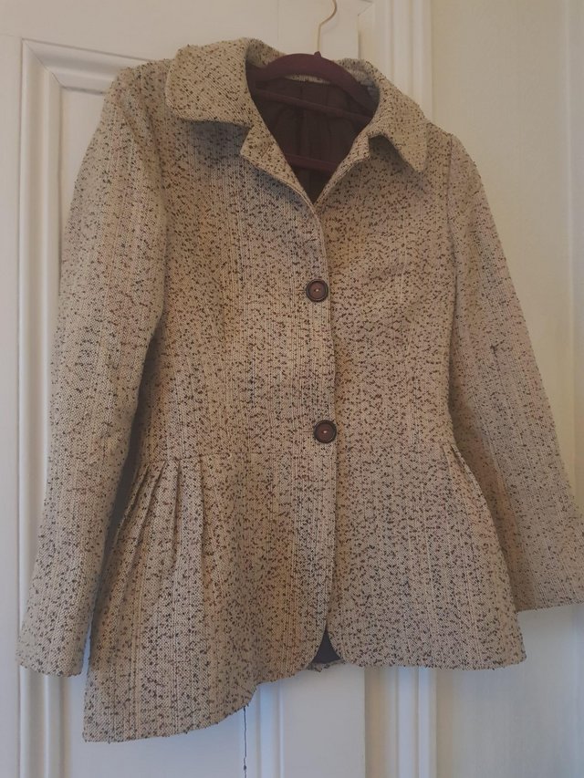 Preview of the first image of Women's Cream/Beige Tweed Jacket Size 6-8.
