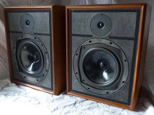Preview of the first image of Linn Sara bookshelf speakers.