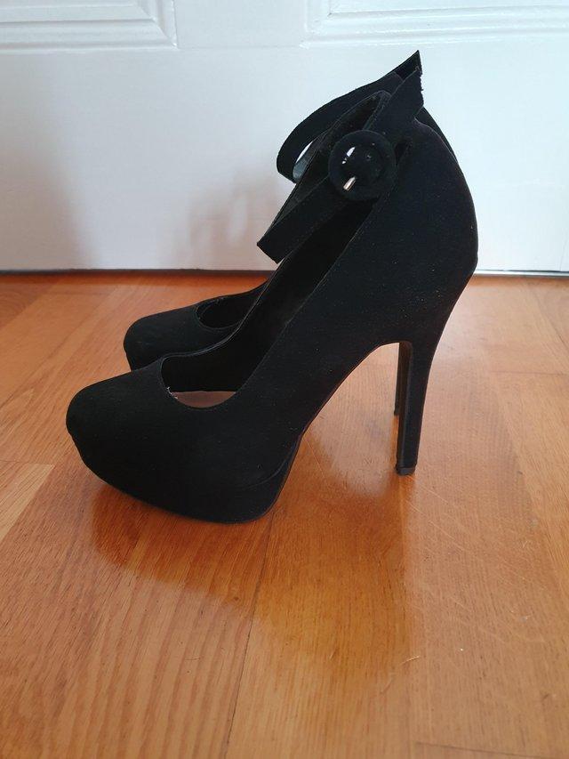 Preview of the first image of Womens size 5/38 black platform stilletto.