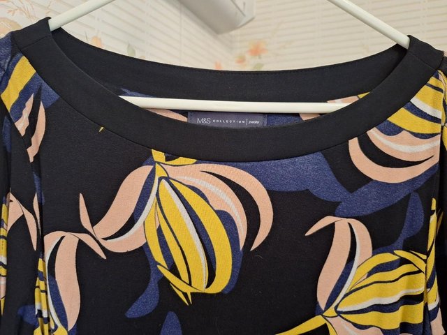 Preview of the first image of Ladies (M&S Collection) Petite Top - Size: 14.