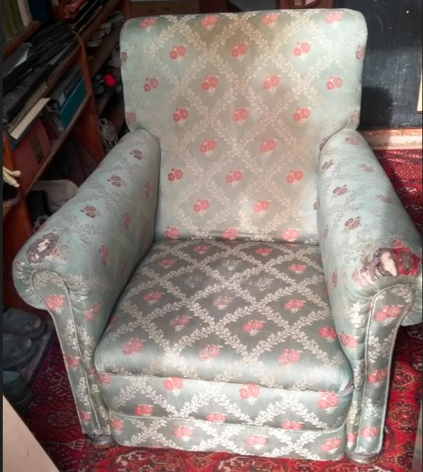 Preview of the first image of Upholstered traditional armchair.