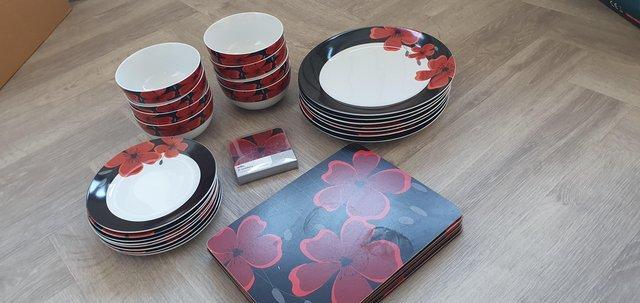 Image 2 of Modern floral 23 Piece Dinner Plate Set with Matt/Coasters