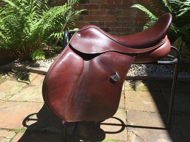 Preview of the first image of 17.5” BATES brown AP saddle, adjustable gullet, VGC, £500.