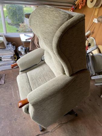 Image 3 of Celebrity rise and recliner chair