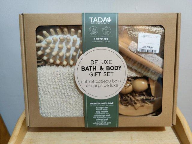 Preview of the first image of Brand new Deluxe Bath & Body Gift Set.