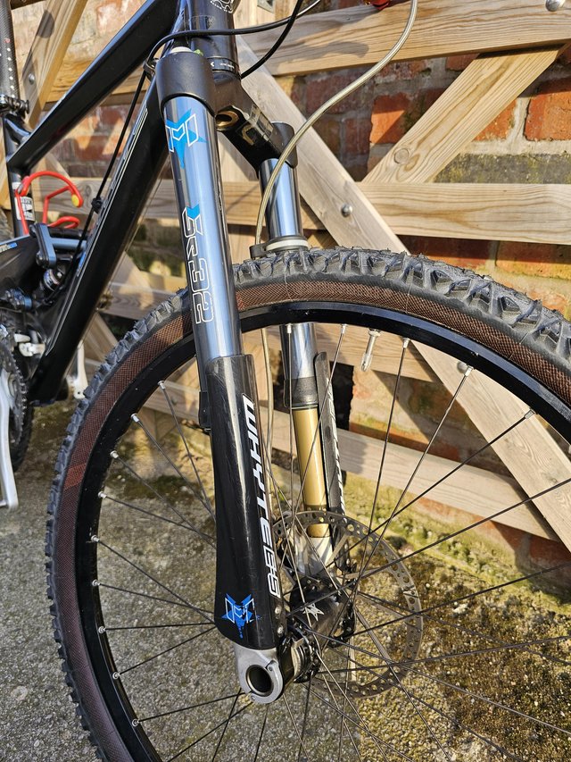 Preview of the first image of Whyte E-5 full suspension MTB Carbon swing arm.