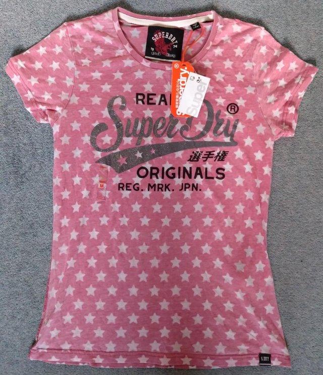 Preview of the first image of Superdry Burn Out Start AOP Entry Tee Midwest Red- size 12.